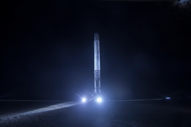 Illustration for article titled Las fotos del nuevo aterrizaje exitoso de SpaceX parecen sacadas de la ciencia ficción